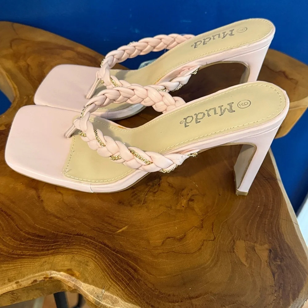 NWT Women’s Mudd Women's Light Pink Braided Sandals Size 9